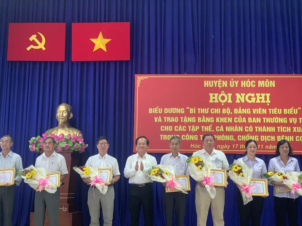Khen thưởng nhiều tập thể, cá nhân ở huyện Hóc Môn  ảnh 4