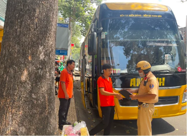 Xử lý 112 trường hợp xe ô tô khách vi phạm đón, trả khách ảnh 1