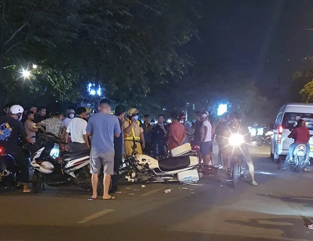 2 xe máy và môtô CSGT ngã trên đường ở TP Thủ Đức, 2 người bị thương ảnh 1