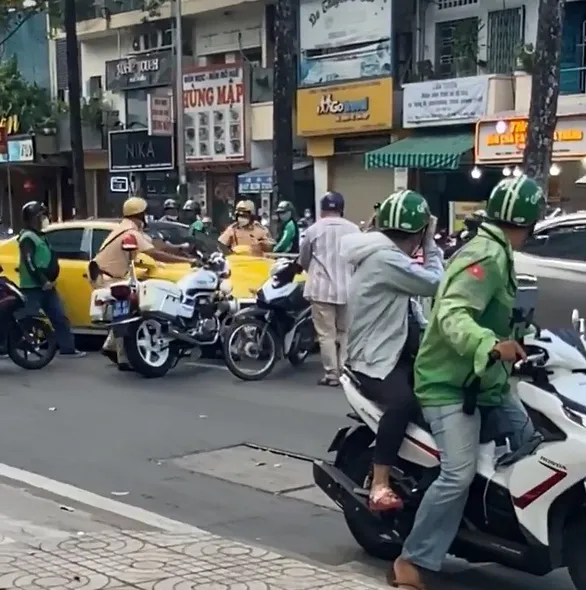 Thông tin bất ngờ vụ xe ô tô tông ngã xe mô tô đặc chủng của CSGT rồi bỏ chạy ảnh 1