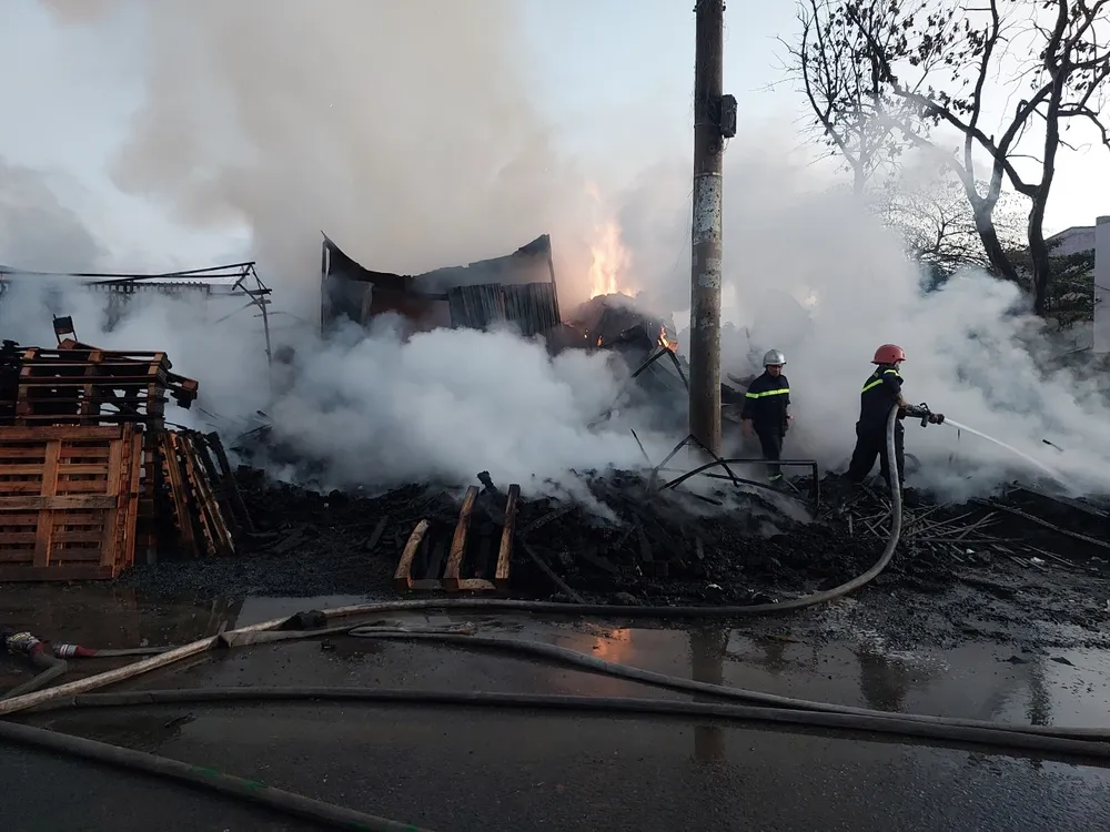 Cháy xưởng gỗ tại huyện Bình Chánh, nhiều tài sản bị thiêu rụi ảnh 2
