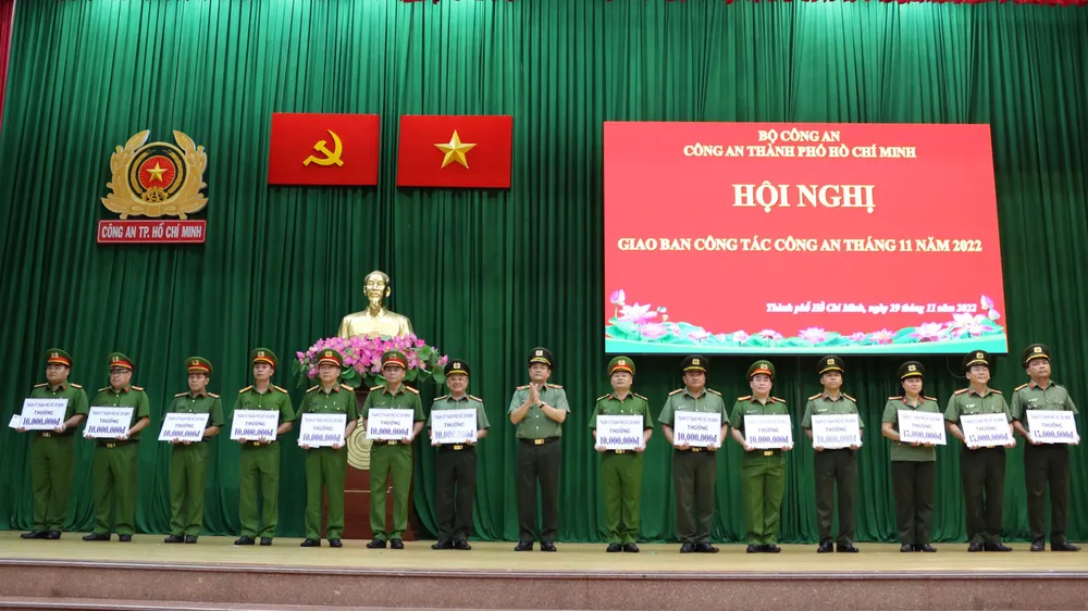 Trao khen thưởng cho tập thể, cá nhân thuộc Công an TPHCM có thành tích xuất sắc ảnh 1