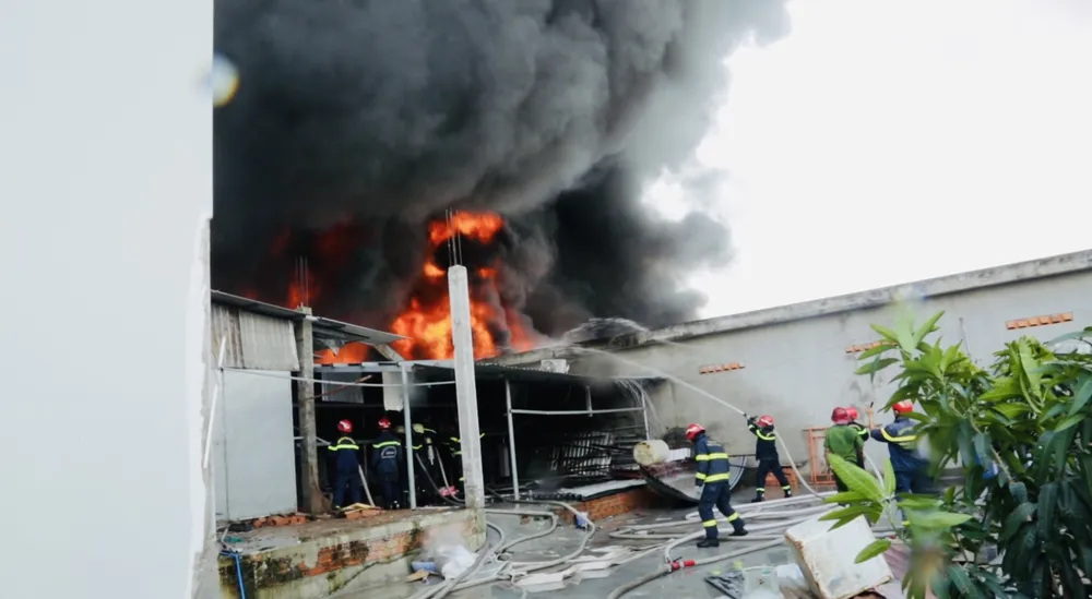 Cháy kho phế liệu ở huyện Bình Chánh ảnh 2