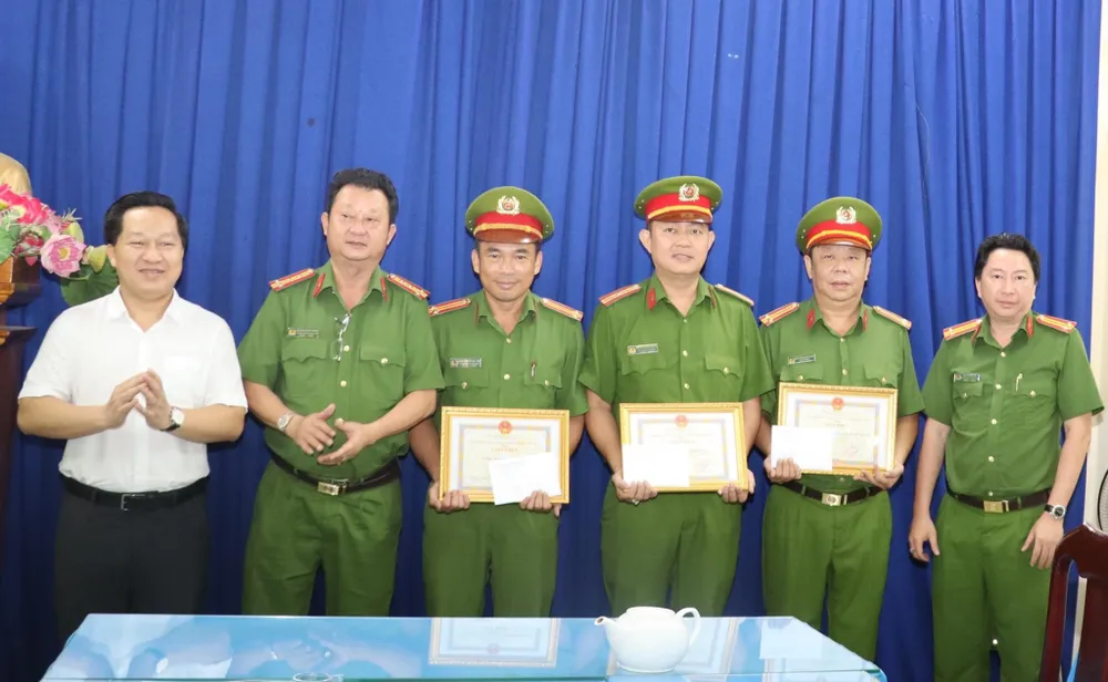 Khen thưởng 3 tập thể thuộc Công an TP Thủ Đức phá 2 vụ án giết người  ảnh 1