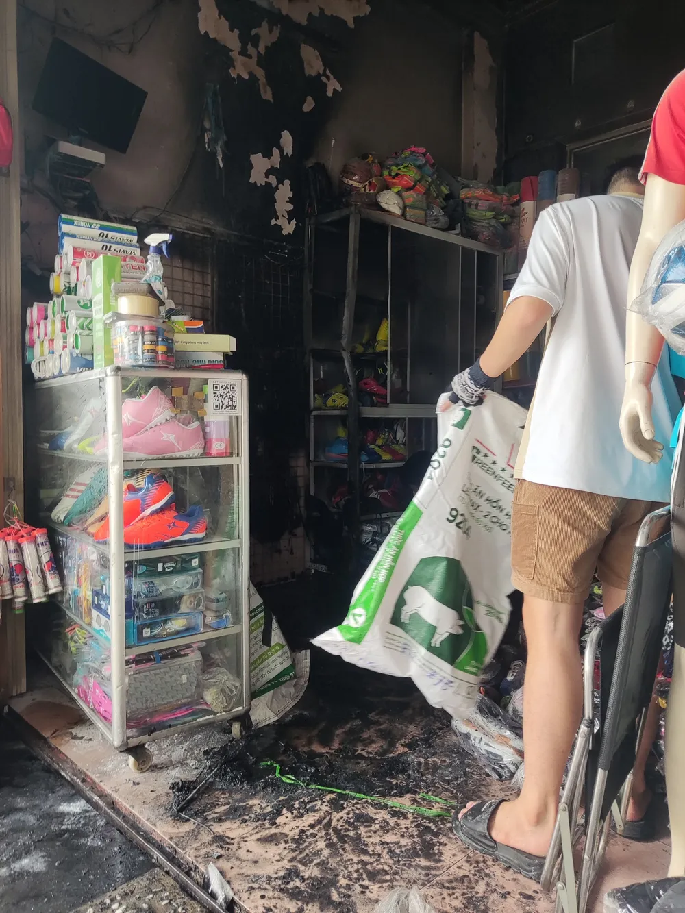 Khống chế kịp thời đám cháy ở cửa hàng bán đồ thể thao ảnh 1