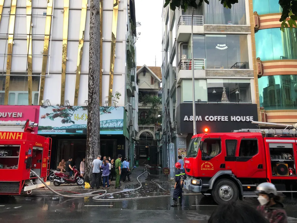 Cháy nhà 4 tầng tại TPHCM, 4 người được đưa ra ngoài an toàn ảnh 1