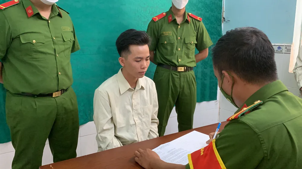 Công an lấy lời khai Khoa