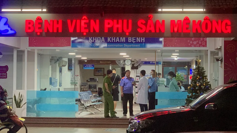 Lực lượng Công an có mặt tại bệnh viện. Ảnh: CHÍ THẠCH