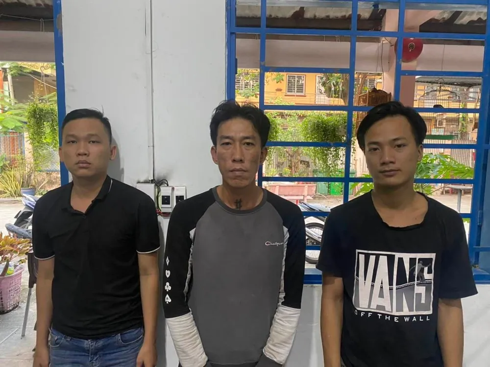 Tuấn, Hoàng và Tân (bên trái sang) tại cơ quan công an