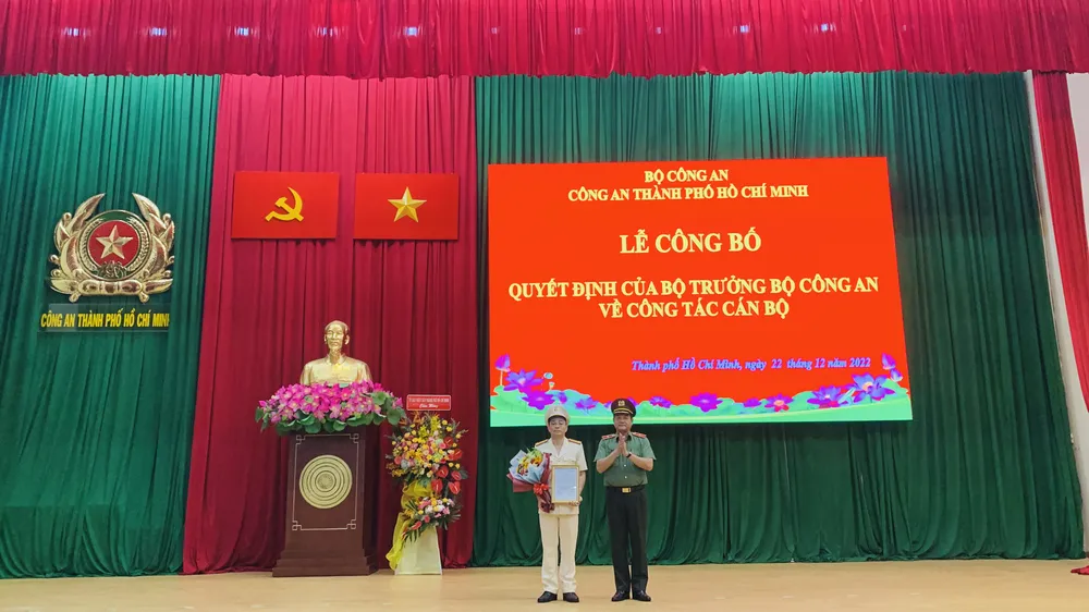 Thiếu tướng Lê Hồng Nam, Giám đốc Công an TPHCM thừa ủy quyền của Bộ trưởng Bộ Công an về việc bổ nhiệm Đại tá Lê Quang Đạo, giữ nhiệm vụ Phó Giám đốc Công an TPHCM. Ảnh: CHÍ THẠCH