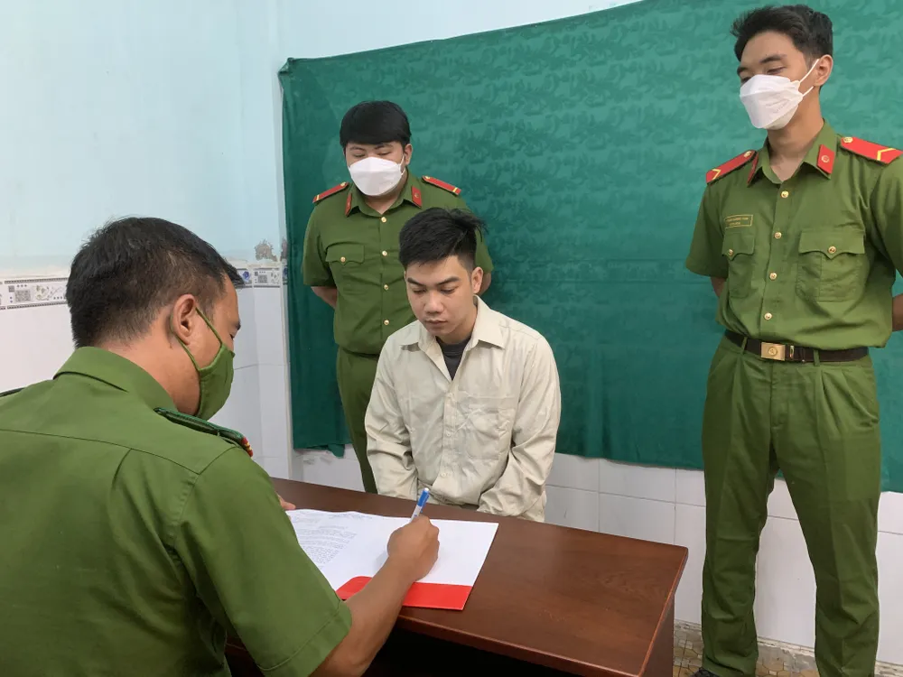 Công an lấy lời khai Hạnh.