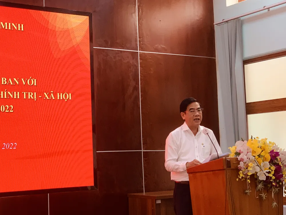 Phó trưởng Ban Dân vận Thành ủy TPHCM Ngô Văn Luận báo cáo tại hội nghị Phó trưởng Ban Dân vận Thành ủy TPHCM Ngô Văn Luận báo cáo tại hội nghị