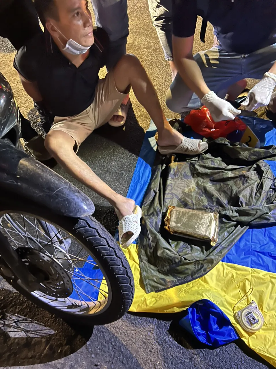 Quý bị bắt cùng tang vật.