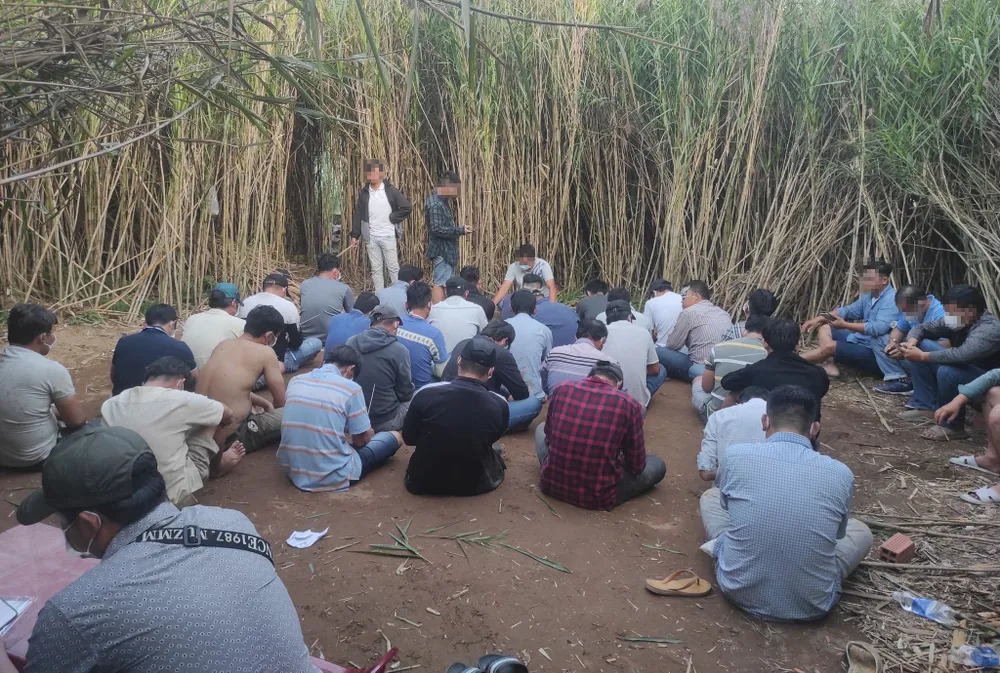 Nhóm đối tượng lúc bị công an bắt giữ. Ảnh: CHÍ THẠCH