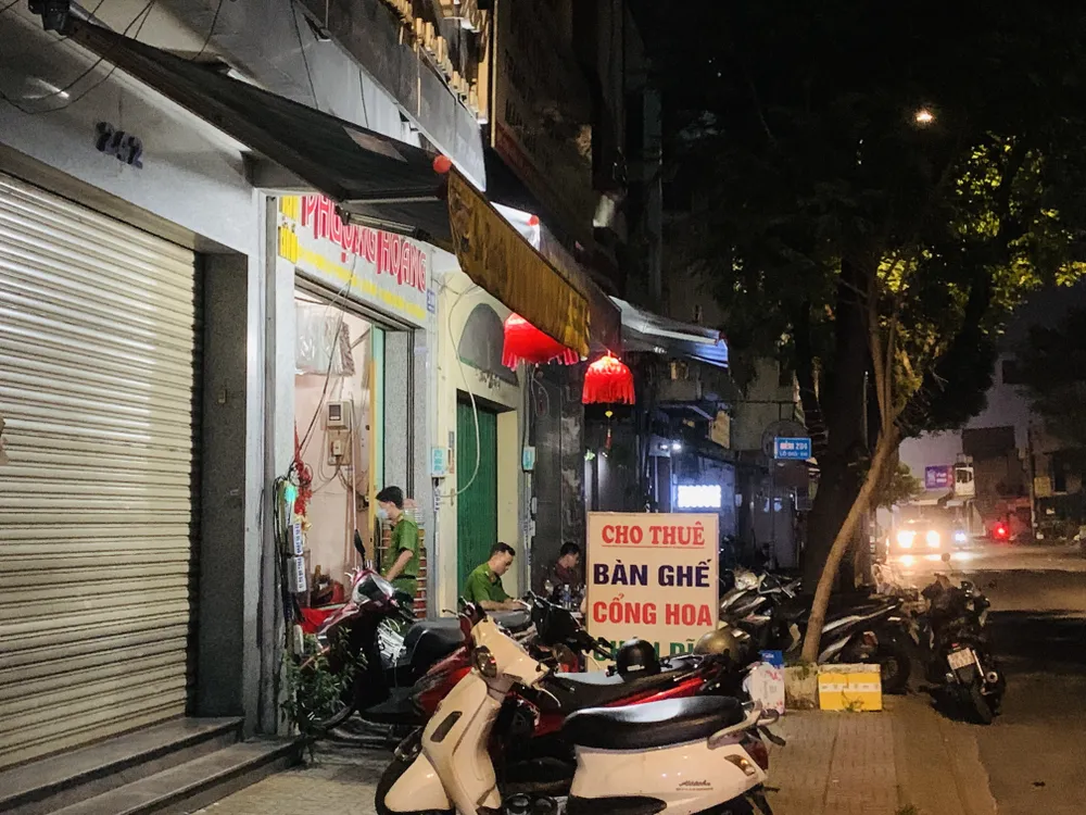 Công an có mặt ở hiện trường. Ảnh: CHÍ THẠCH