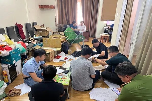 Công an khám xét các địa điểm