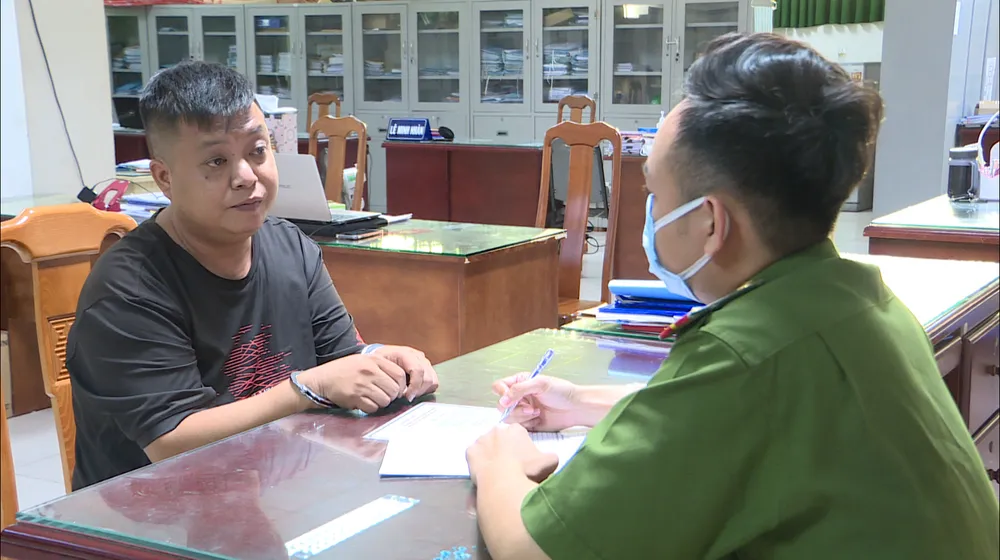 Công an lấy lời khai với Long
