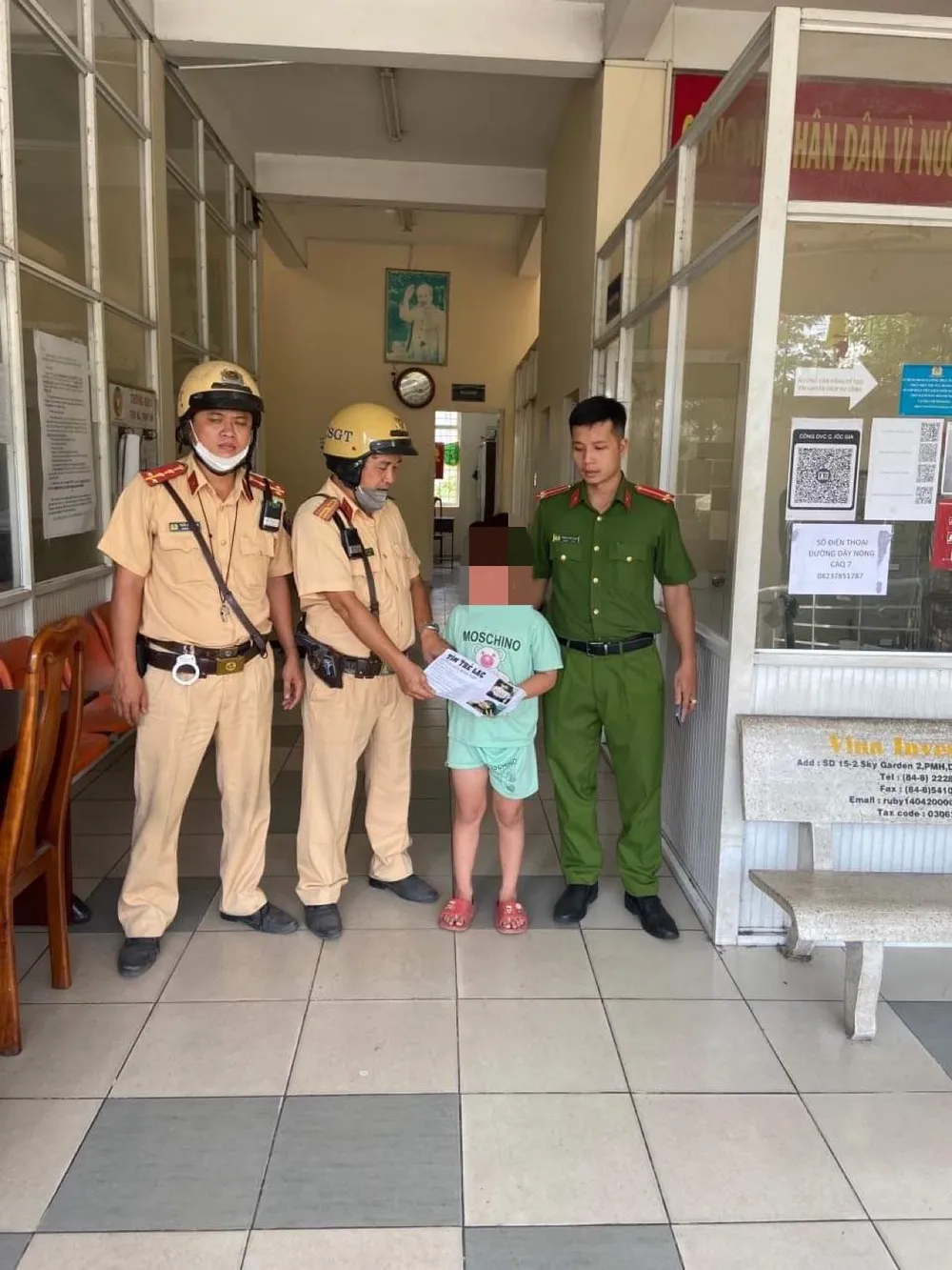 CSGT TPHCM bàn giao bé gái cho Công an phường Tân Phong để liên hệ với gia đình