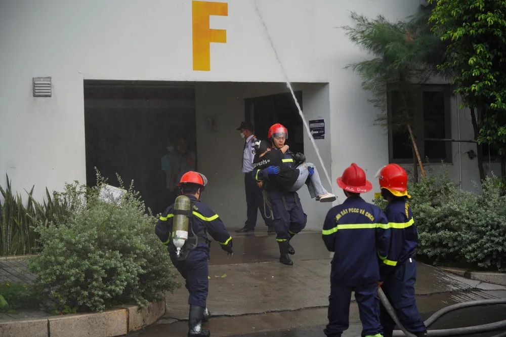 Lực lượng PCCC tiếp cận hiện trường để chữa cháy, đưa người mắc kẹt bên trong ra ngoài