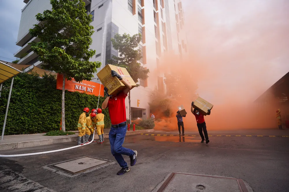 Lực lượng chức năng đưa người và tài sản ra ngoài