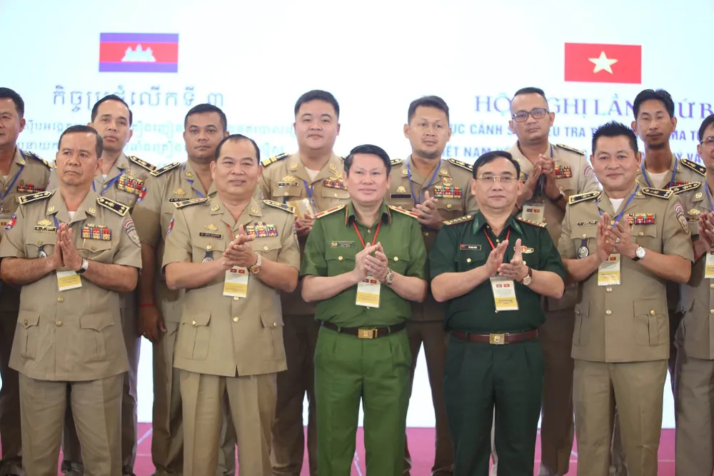 Các đơn vị chụp hình lưu niệm. Ảnh: CHÍ THẠCH