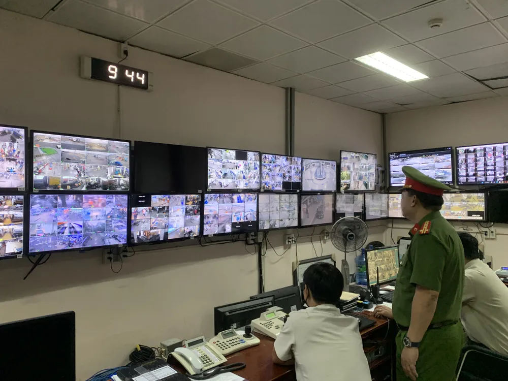 Đoàn kiểm tra các quy định về đảm bảo an toàn PCCC, an toàn sử dụng điện của các đơn vị đang hoạt động tại nhà ga hành khách. Ảnh: CHÍ THẠCH Đoàn kiểm tra các quy định về đảm bảo an toàn PCCC, an toàn sử dụng điện của các đơn vị đang hoạt động tại nhà ga hành khách. Ảnh: CHÍ THẠCH