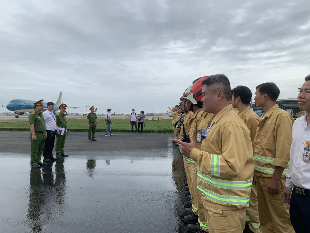 Đoàn kiểm tra tại Đội Cứu hỏa khẩn nguy nằm trong Cảng hàng không quốc tế Tân Sơn Nhất. Ảnh: CHÍ THẠCH Đoàn kiểm tra tại Đội Cứu hỏa khẩn nguy nằm trong Cảng hàng không quốc tế Tân Sơn Nhất. Ảnh: CHÍ THẠCH