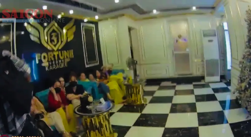 Hầu hết các nữ tiếp viên ở cơ sở đều chào mời khách mua dâm. Ảnh: CHÍ THẠCH