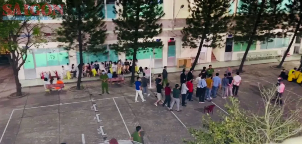 Công an đưa các đối tượng về trụ sở lấy lời khai phân loại. Ảnh: CHÍ THẠCH