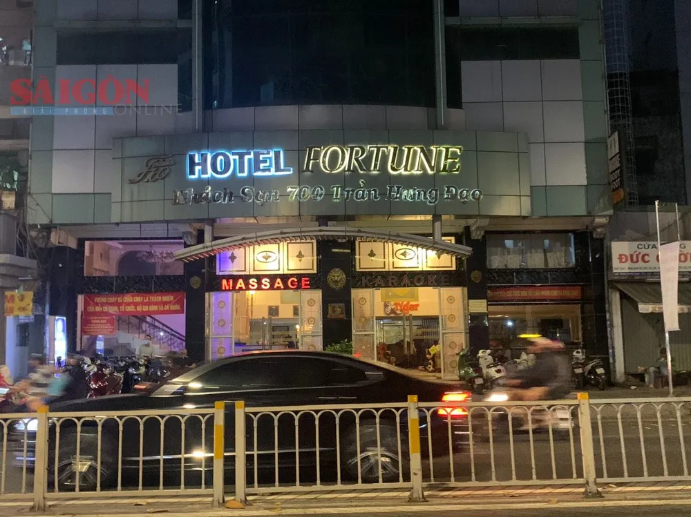Cơ sở tổ hợp khách sạn – massage – karaoke Top Đỉnh Cao (hay còn gọi Fortune) ở đường Trần Hưng Đạo, phường 2, quận 5. Ảnh: CHÍ THẠCH