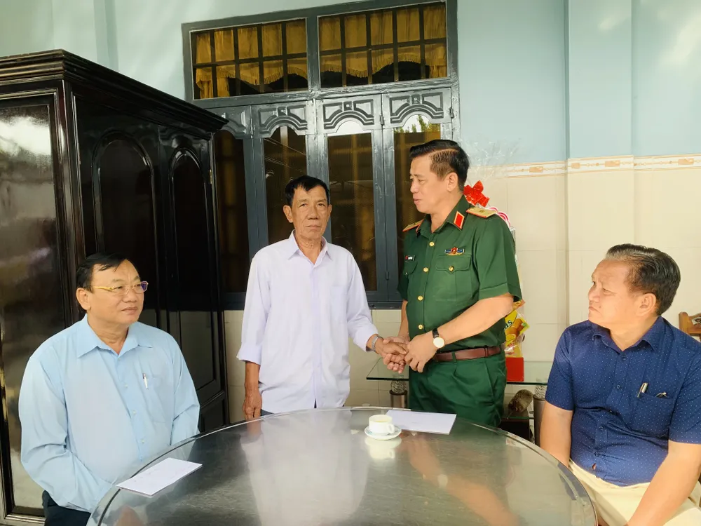 Đoàn thăm, chúc tết ông Nguyễn Trung Thành cùng gia đình. Ảnh CHÍ THẠCH