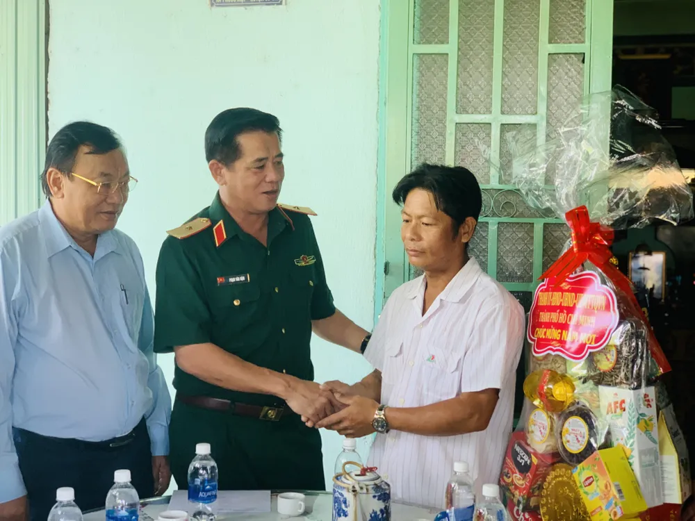 Lãnh đạo TPHCM thăm, chúc tết các gia đình anh Nguyễn Thanh Tâm, là hộ nghèo ở huyện Củ Chi. Ảnh: CHÍ THẠCH