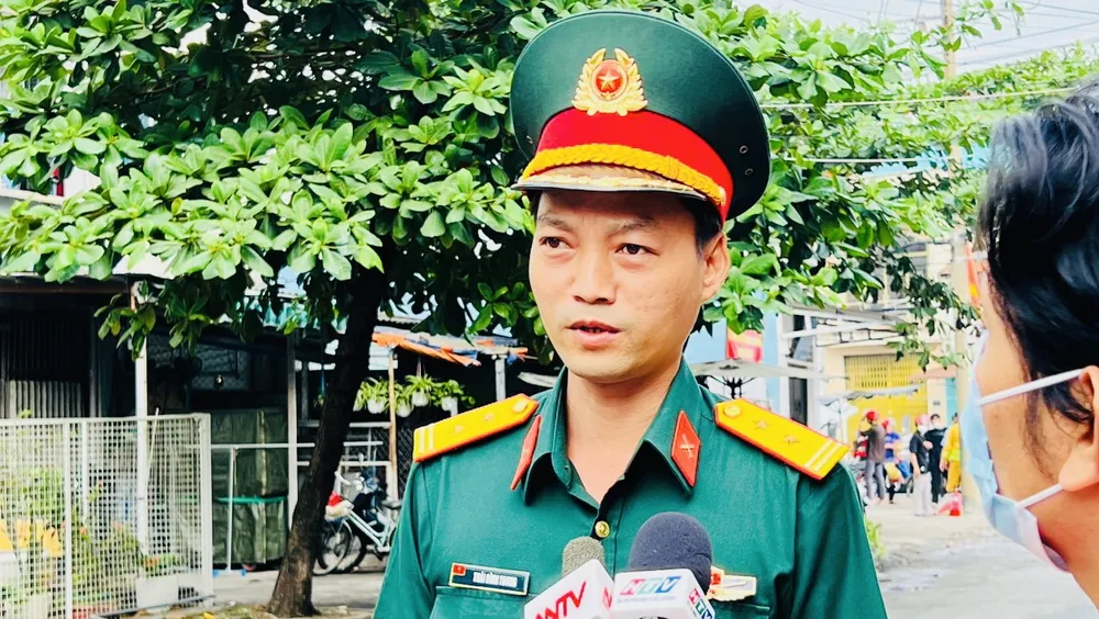 Trung tá Thái Bình Trung, Phó Chỉ huy trưởng, Tham mưu trưởng Ban Chỉ huy quận sự quận Tân Phú, chia sẻ về mô hình mới. Ảnh: CHÍ THẠCH