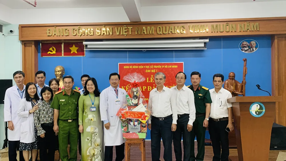 Thay mặt lãnh đạo TPHCM, đồng chí Ngô Minh Châu trân trọng gửi lời chúc sức khỏe, niềm vui và thành công đến toàn thể các y, bác sĩ tại Bệnh viện. Ảnh: CHÍ THẠCH Thay mặt lãnh đạo TPHCM, đồng chí Ngô Minh Châu trân trọng gửi lời chúc sức khỏe, niềm vui và thành công đến toàn thể các y, bác sĩ tại Bệnh viện. Ảnh: CHÍ THẠCH