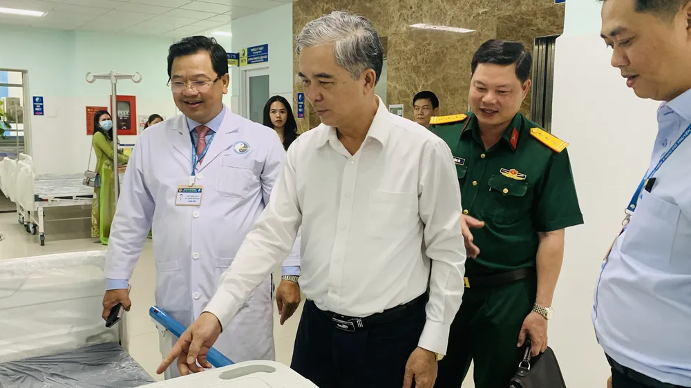 Đoàn lãnh đạo TPHCM do Phó Chủ tịch UBND TPHCM Ngô Minh Châu làm trưởng đoàn thăm và chúc tết cán bộ, y bác sĩ Bệnh viện Y học cổ truyền Thành phố. Ảnh: CHÍ THẠCH Đoàn lãnh đạo TPHCM do Phó Chủ tịch UBND TPHCM Ngô Minh Châu làm trưởng đoàn thăm và chúc tết cán bộ, y bác sĩ Bệnh viện Y học cổ truyền Thành phố. Ảnh: CHÍ THẠCH