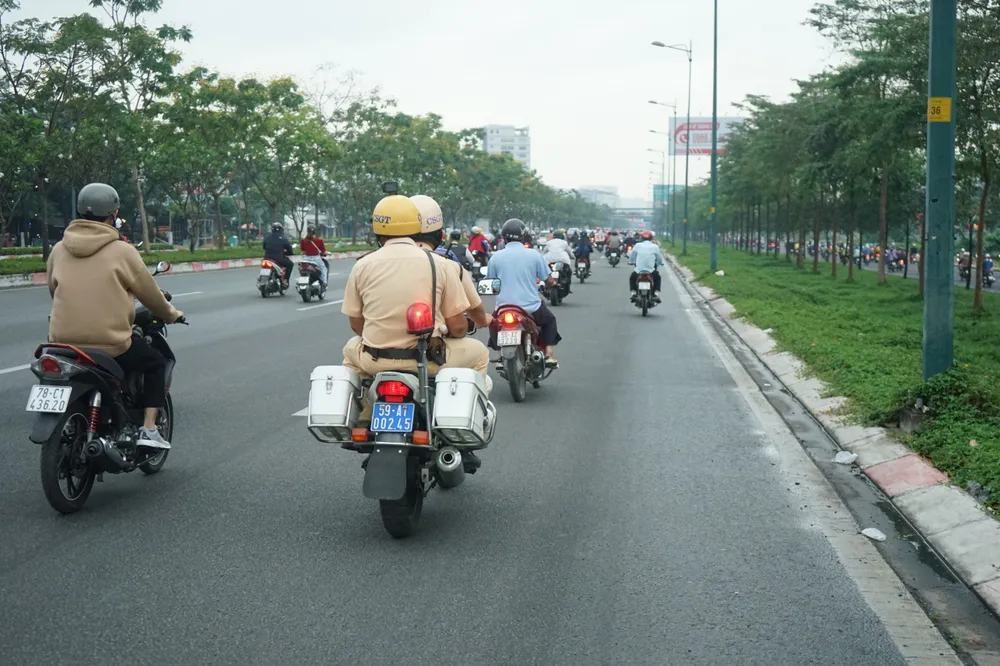 Đội CSGT Hàng Xanh tuần tra kiểm soát trên địa bàn. Ảnh: CHÍ THẠCH