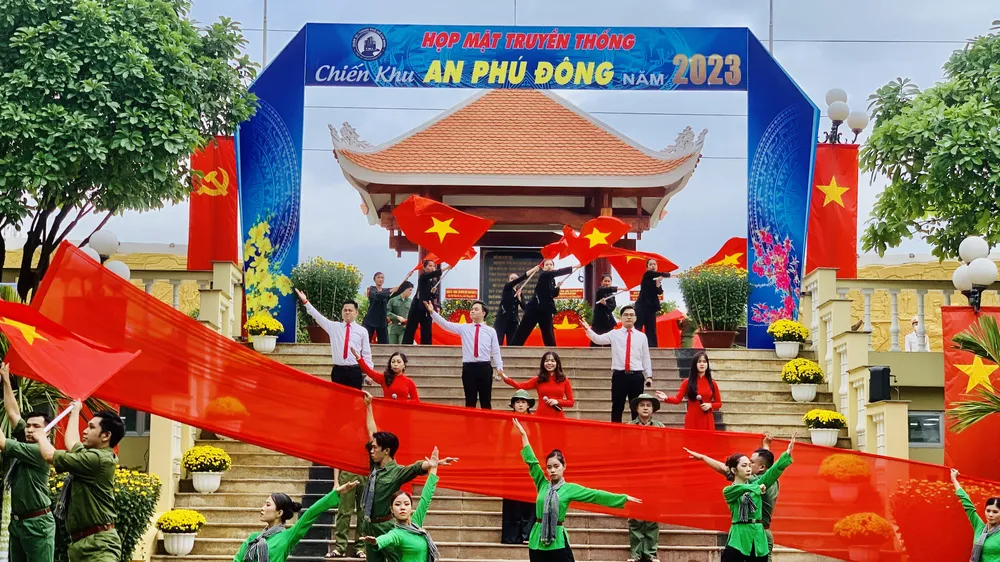 Tiết mục văn nghệ tái hiện không khí cách mạng hào hùng. Ảnh: CHÍ THẠCH