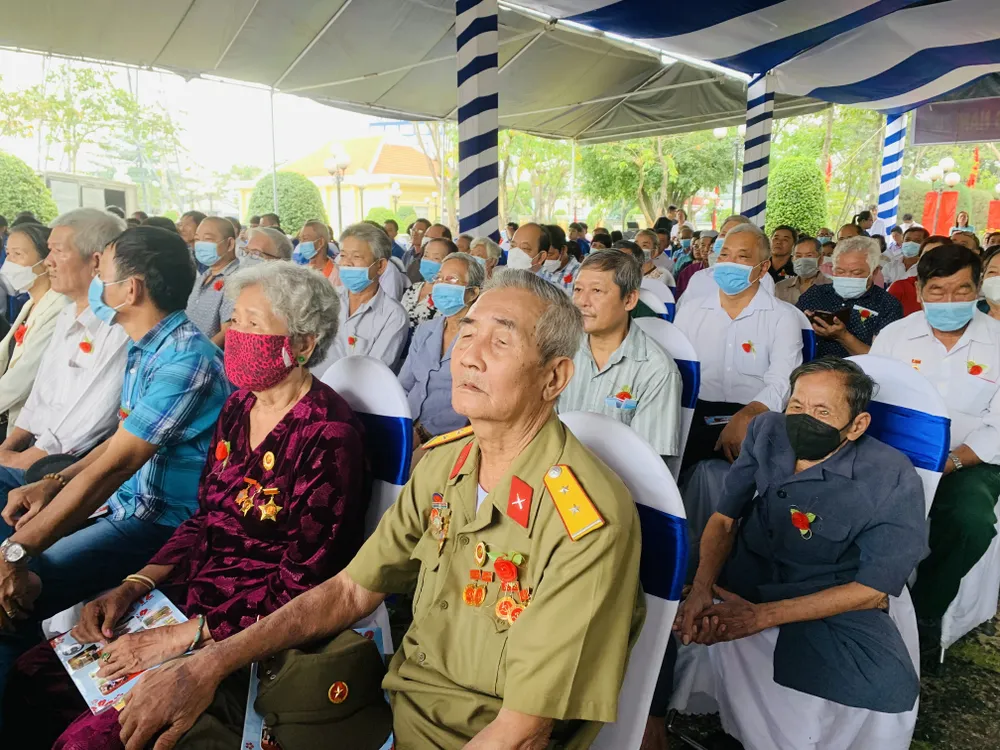 Người dân tham gia buổi họp mặt truyền thống khu An Phú Đông. Ảnh: CHÍ THẠCH