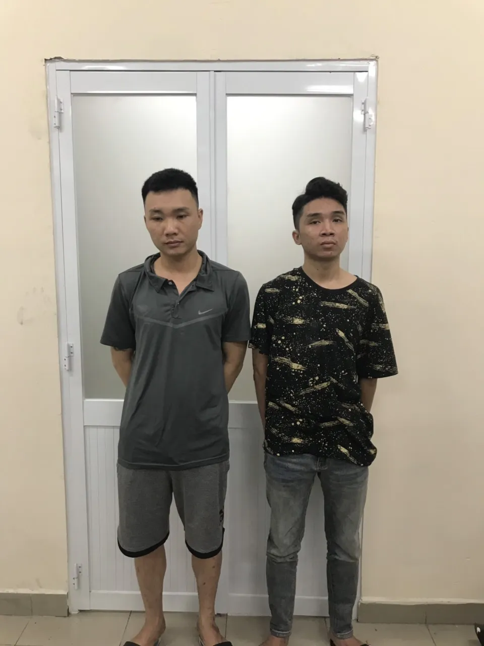 Minh và Duy (từ trái qua phải) tại công an