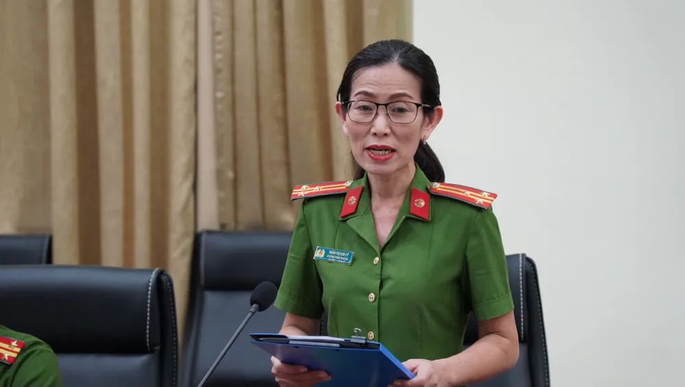 Thượng tá Trần Thị Kim Lý, Chánh Văn phòng Cơ quan CSĐT Công an TPHCM thông tin tại họp báo. Ảnh: CHÍ THẠCH