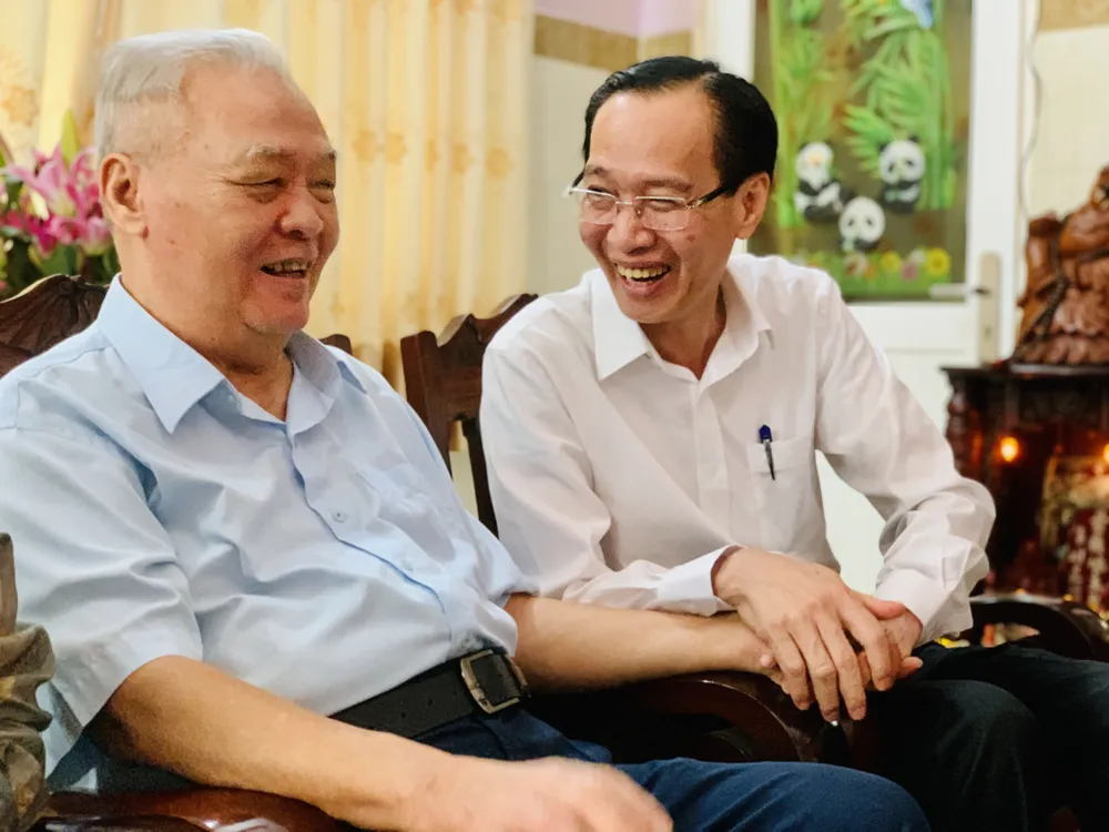 Ông Lê Thanh Liêm trò chuyện và ân cần thăm hỏi ông Nguyễn Thành Nam. Ảnh: CHÍ THẠCH Ông Lê Thanh Liêm trò chuyện và ân cần thăm hỏi ông Nguyễn Thành Nam. Ảnh: CHÍ THẠCH