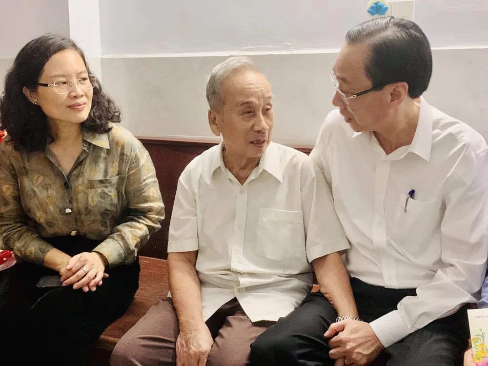 Trưởng Ban nội chính Thành ủy TPHCM ân cần hỏi thăm sức khỏe ông Nguyễn Văn Ẩn. Ảnh: CHÍ THẠCH Trưởng Ban nội chính Thành ủy TPHCM ân cần hỏi thăm sức khỏe ông Nguyễn Văn Ẩn. Ảnh: CHÍ THẠCH