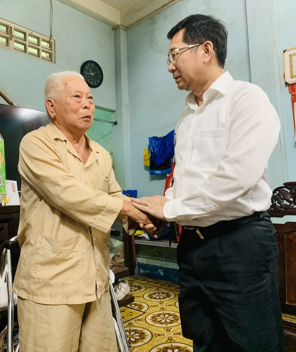 Chủ nhiệm Ủy ban Kiểm tra Thành ủy TPHCM Dương Ngọc Hải ân cần thăm hỏi ông Lê Hữu Nghĩa, là người có công tham gia cuộc Tổng tiến công nổi dậy Xuân Mậu Thân năm 1968. Ảnh: CHÍ THẠCH