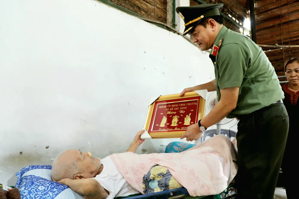 Thiếu tướng Lê Hồng Nam thăm, chúc tết cụ Văn Văn Đèn