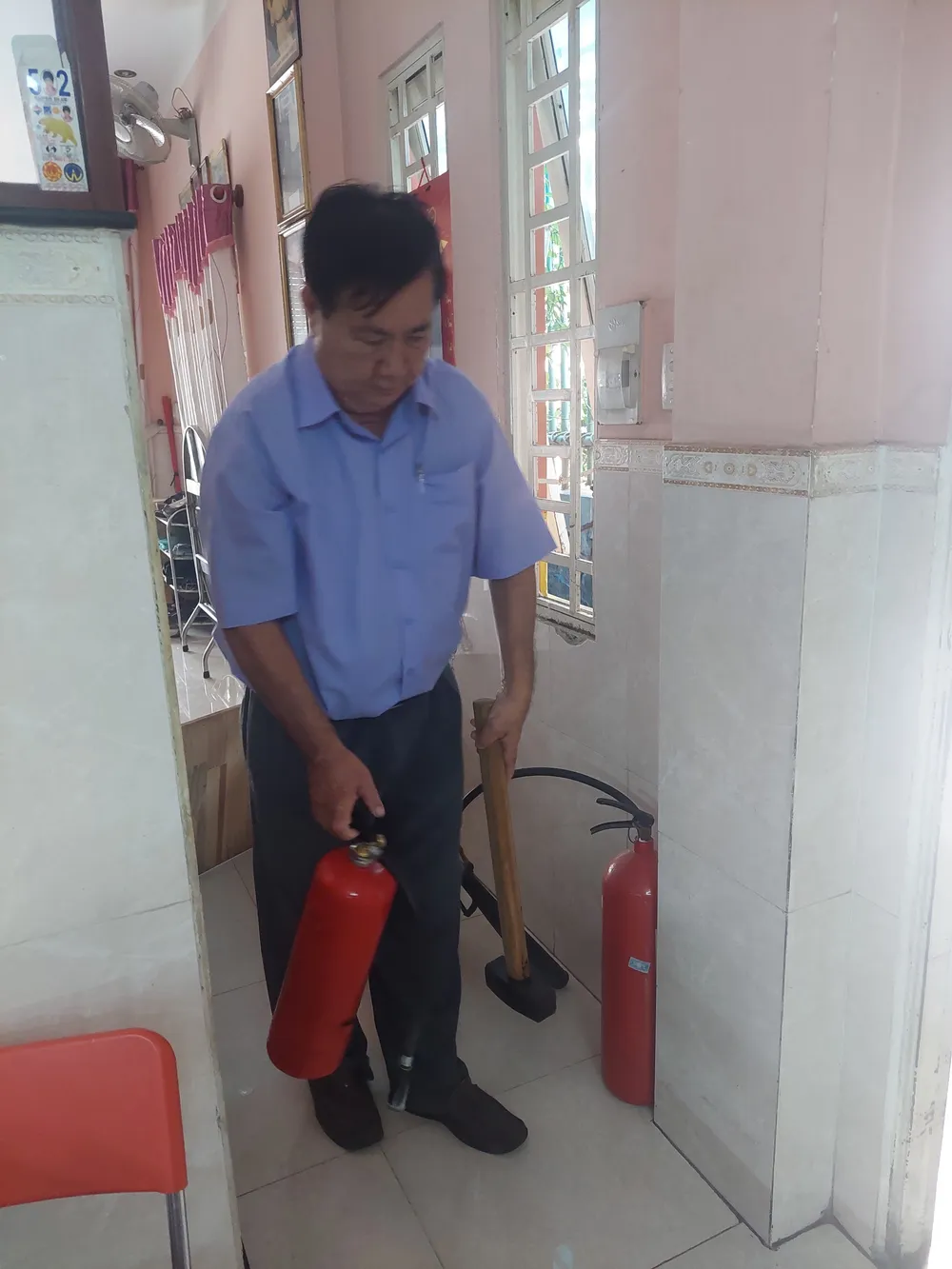 Ông Nguyễn Hữu Nghĩa (Tổ trưởng tổ liên gia tổ 8, khu phố 6). Ảnh: M.N