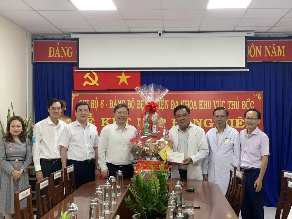 Phó Chủ tịch UBND TPHCM Dương Anh Đức thăm và chúc tết tại Bệnh viện đa khoa khu vực Thủ Đức. Ảnh: CHÍ THẠCH