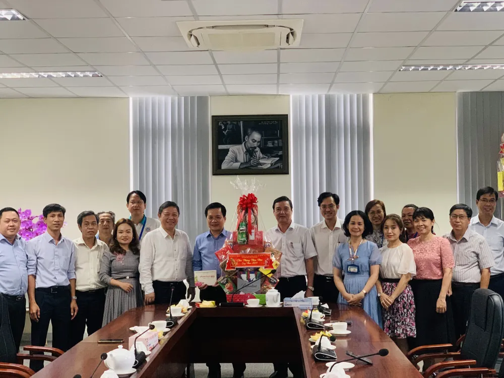 Phó Chủ tịch UBND TPHCM Dương Anh Đức thăm và chúc tết tại Trung tâm Kiểm soát bệnh tật TPHCM (HCDC). Ảnh: CHÍ THẠCH