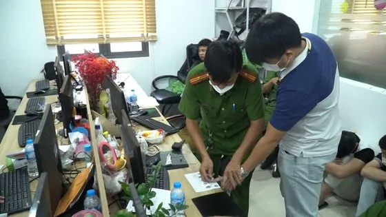 Các nhân viên của Công ty Luật TNHH Power Law lúc Công an ập vào kiểm tra Các nhân viên của Công ty Luật TNHH Power Law lúc Công an ập vào kiểm tra