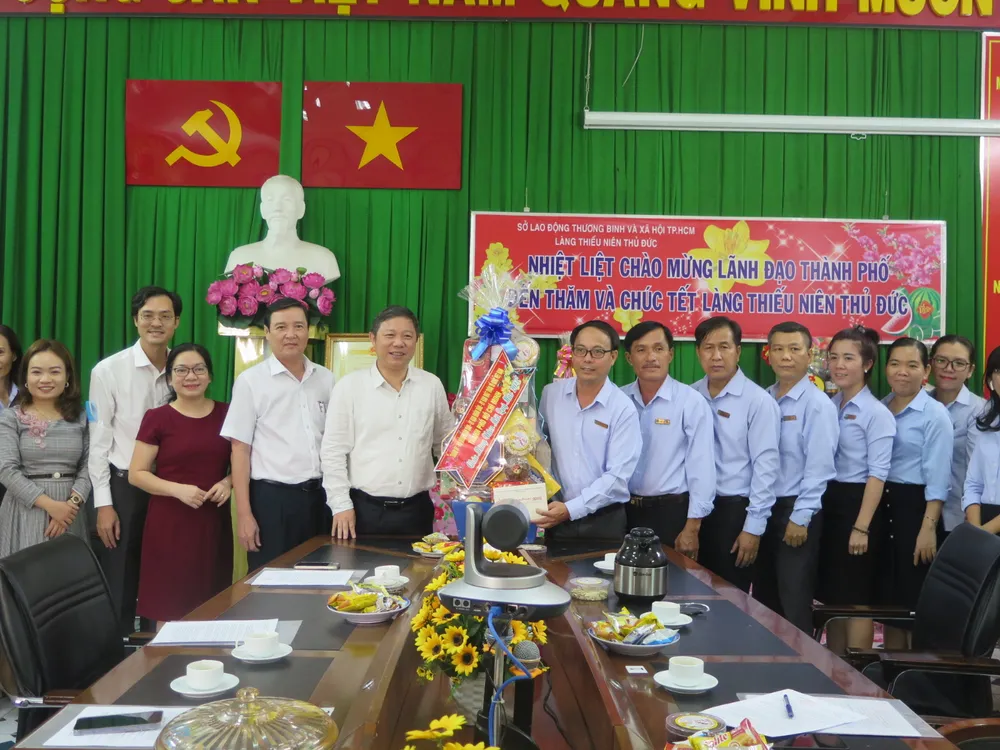 Phó Chủ tịch UBND TPHCM Dương Anh Đức đến thăm và chúc tết Làng Thiếu niên Thủ Đức. Ảnh: CHÍ THẠCH