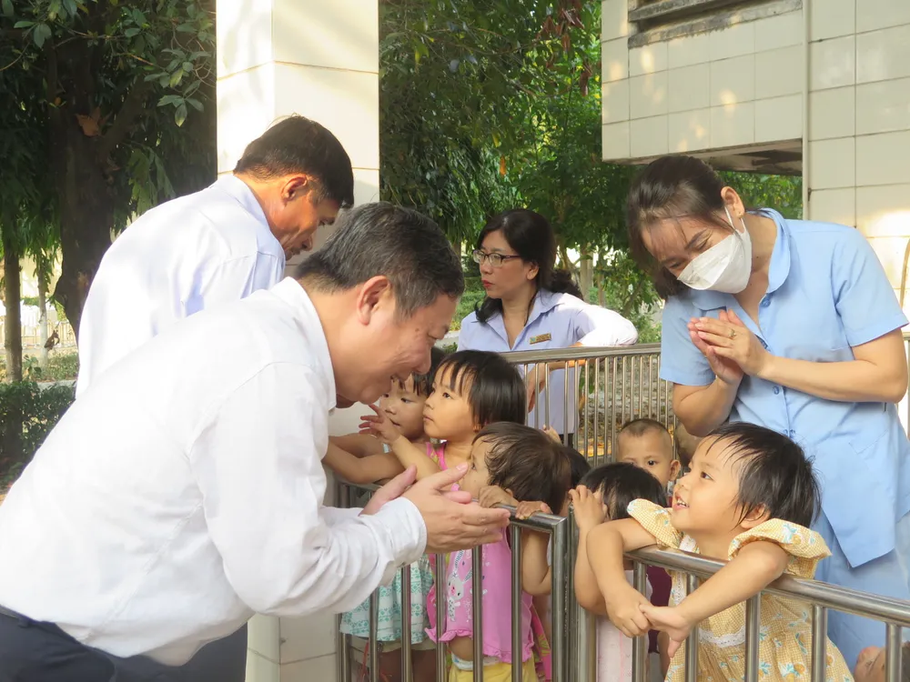 Phó Chủ tịch UBND TPHCM Dương Anh Đức ân cần hỏi thăm, động viên các trẻ tại Làng Thiếu niên Thủ Đức. Ảnh: CHÍ THẠCH